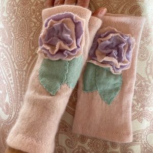soft pink and mauve, 100% Cashmere,fingerless gloves hand warmers flower 🌸